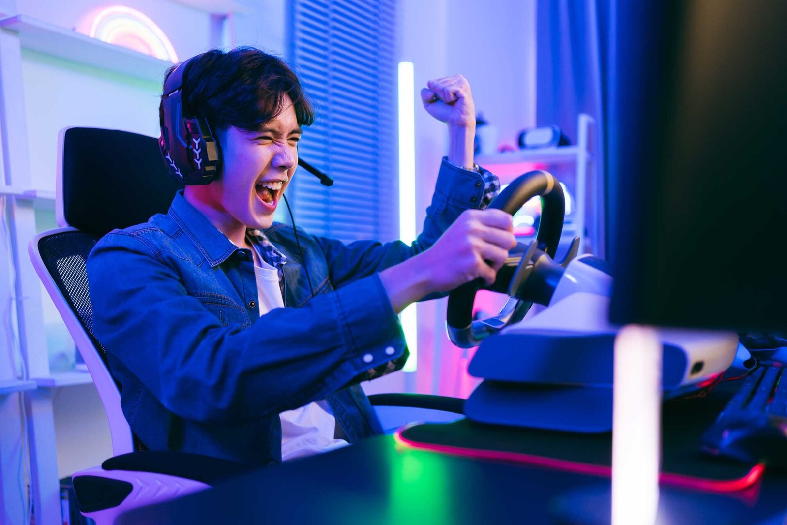 Pros and Cons of Playing Online Multiplayer Games